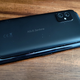 El Asus Zenfone 8. Lo que tiene debajo es un Asus ROG Phone 3. La diferencia de tamaño es evidente